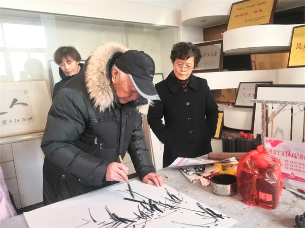 淮安富强书画院年会亮点：向慈善事业捐赠书画作品