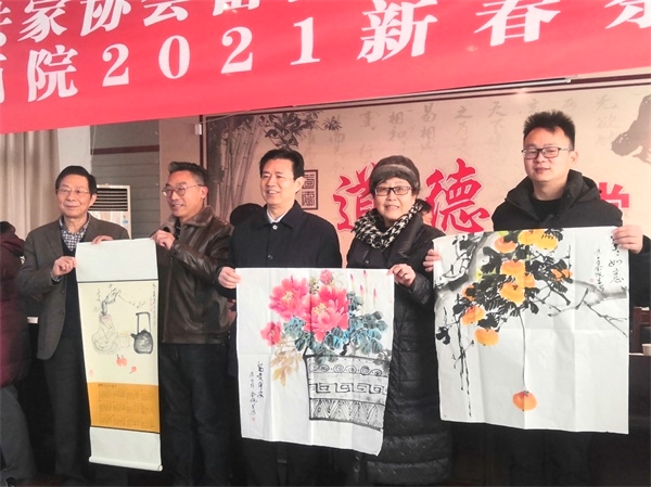 淮安富强书画院年会亮点：向慈善事业捐赠书画作品