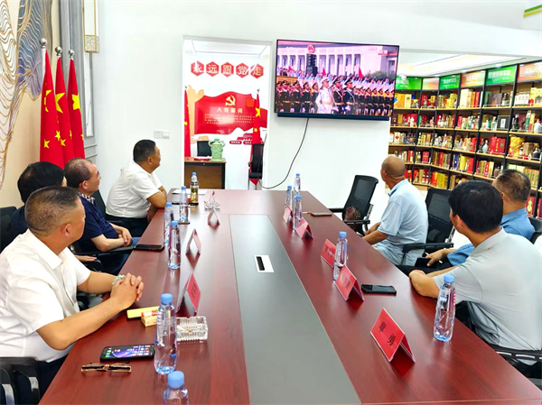 淮安市老酒商会组织观看抗战胜利80周年阅兵仪式