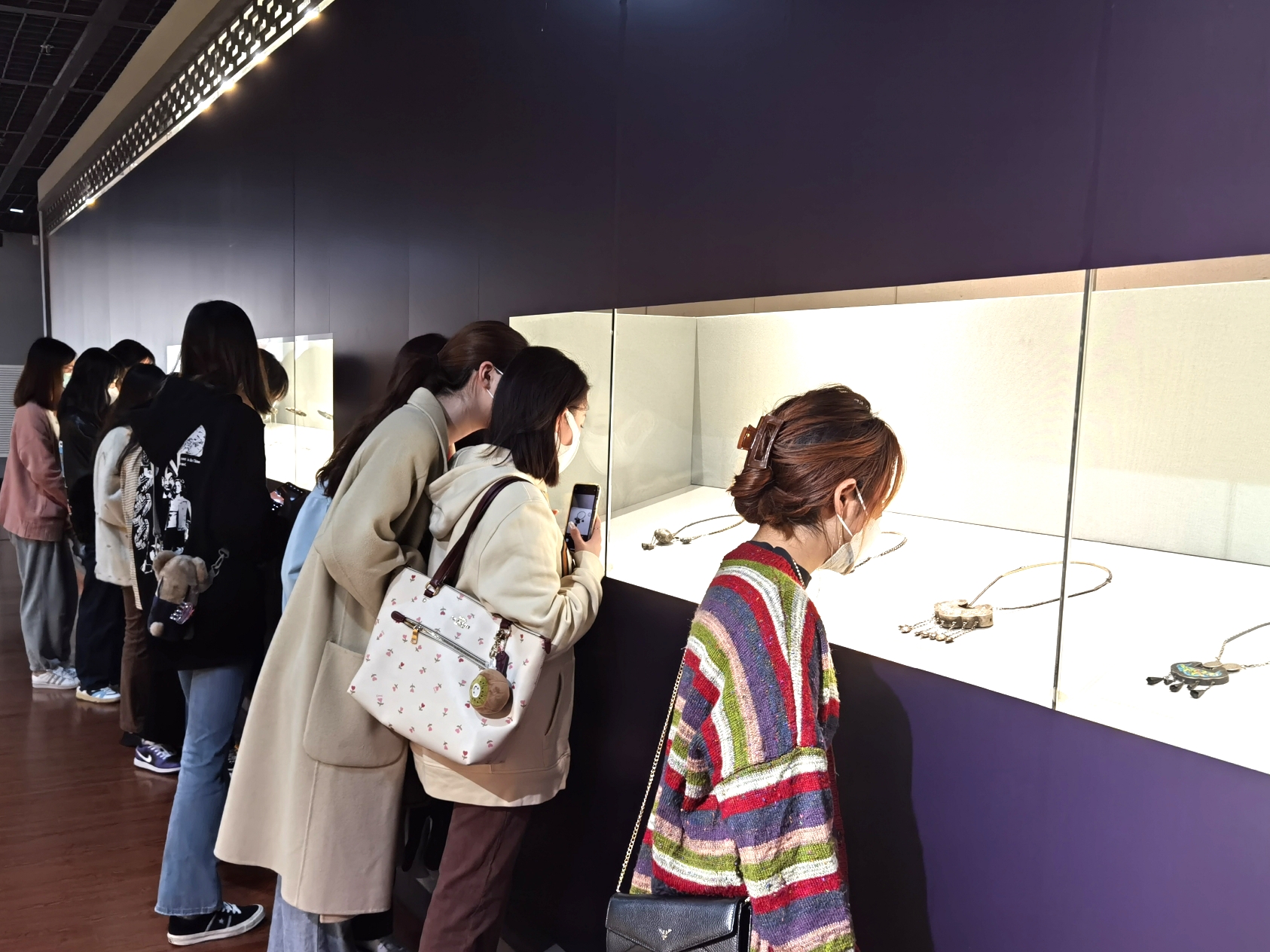 “一带一路”系列交流展之华衣冠佩在淮安市博物馆开展