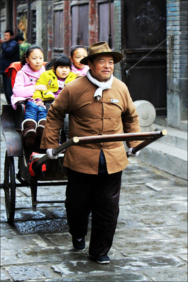 殊不知,拉黄包车的人是为糊口养活一家