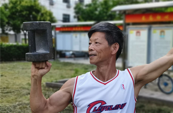 非遗传承淮安大爷有绝活石锁功了解一下